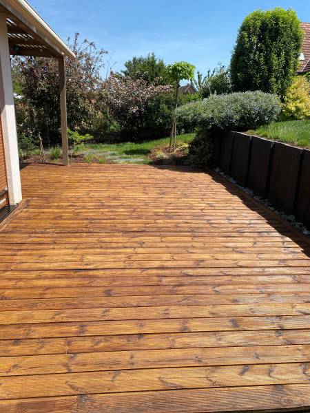 Application du saturateur sur le bois de terrasse